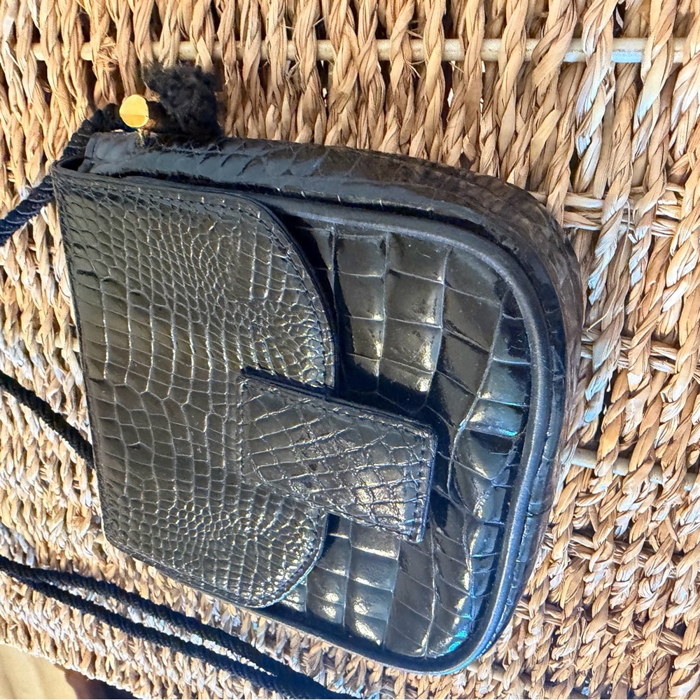 Nigst-Wien Vintage Black Crocodile Pattern Crossbody Bag with Gold Accents - Picture 6 of 13